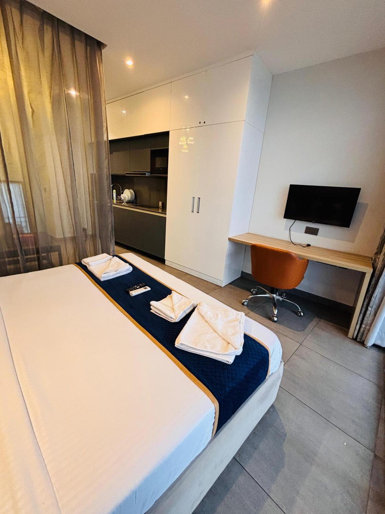 Uniqinn Noida Apartment *